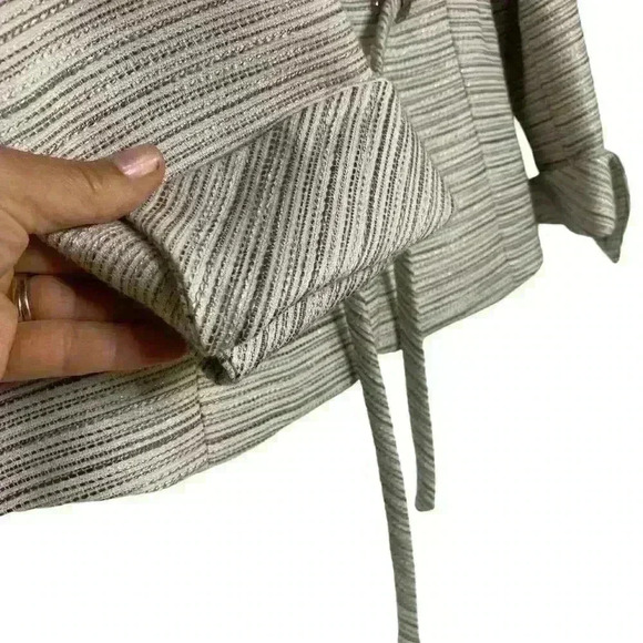Kasper silver&cream stripe textured crop blazer with belt & bling buttonssize10 - Picture 9 of 9